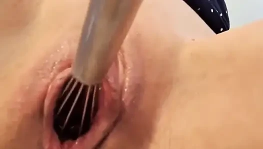 Fışkırtma, aşağılama ve mutfak dışkısına sokma - ateşli evli kadın/orta yaşlı seksi kadın mutfağında ve yemek masasında sert sikiliyor