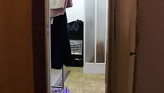 Hatun soyunuyor ve kapıdan eğiliyor