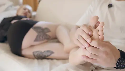 Je voulais juste un massage des pieds par son beau-fils et c’est arrivé...