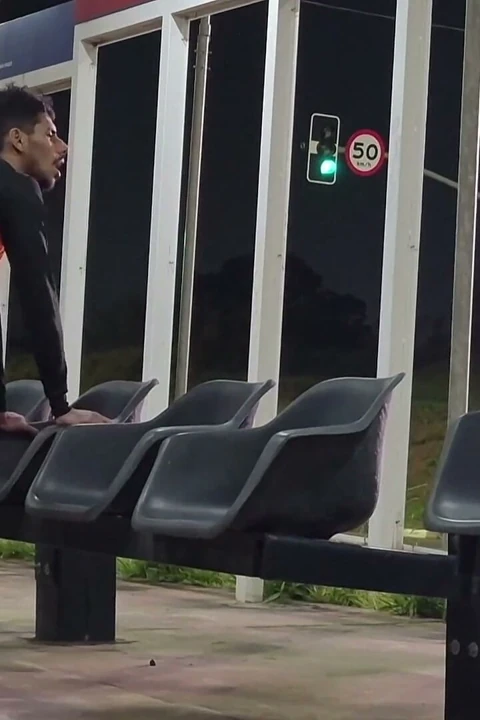 Otobüs durağında siyah adama kıçımı verdim