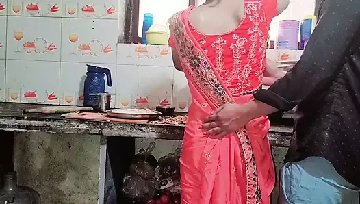 Kitchen me kam karate samy yenge ko sahab ne chod diya sert sikişiyor