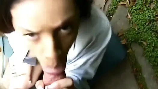 Esmer hatun açık havada büyük yarak emiyor ve patlamalı orgazm oluyor