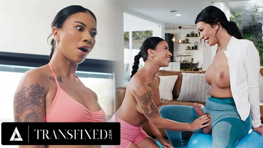 Transfixed - Victoria Grant'in büyük trans yarağı spor salonu arkadaşı Ameena Green'in önünde yoga pantolonunu yırtıyor!