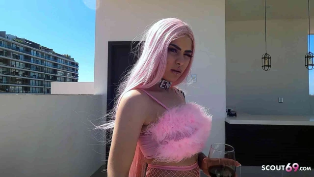 Pembe saçlı sıska latin genç Penny Unicorn model işinde yaşlı genç seksi baştan çıkarıyor