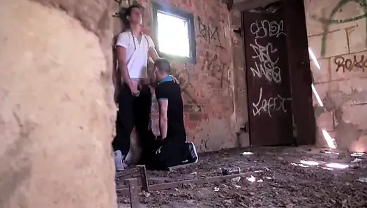 Jimy açık havada sstraight badboy tarafından sikiliyor