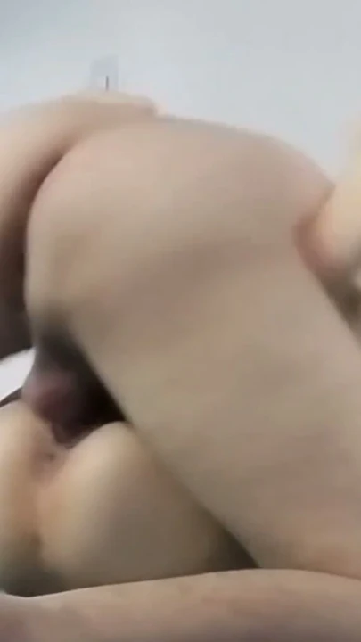 Uzun saçlı olgun Ekvadorlu kadın, Kolombiyalı bir adam tarafından koltukta sikiliyor | Klip 1