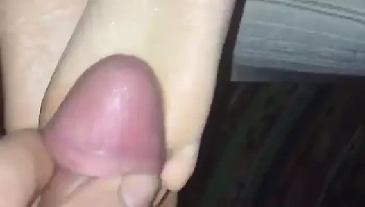 Koca sürtme horoz üzerinde hanımlar ayaklar önce cumshot