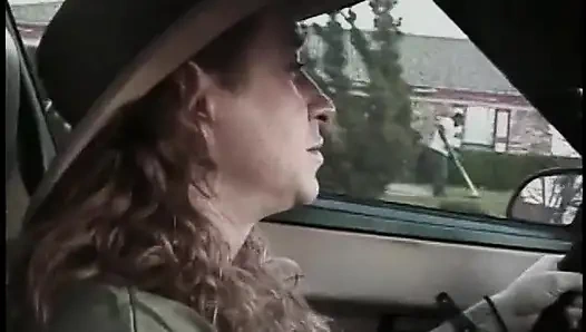 Köylü sürtük yatak odasında sıkı götünü siktiriyor ve dölleniyor