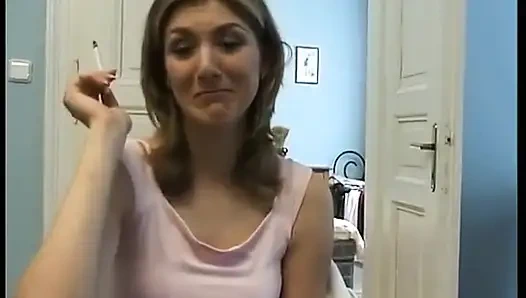 Büyük göğüslü, ince üvey anne kameramanın önünde kendisi yapıyor