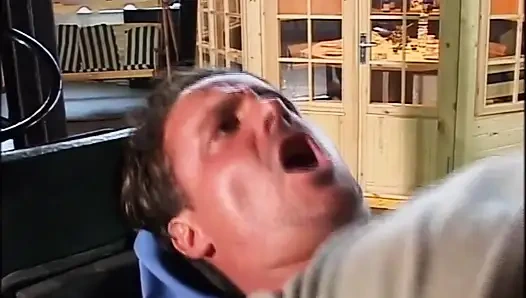 Sarışın model onu poposundan alıyor