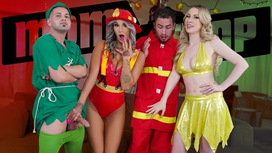 İki seksi üvey anne Mandy ve Sydney, cadılar bayramı için seksi giyineceklerine karar verdi