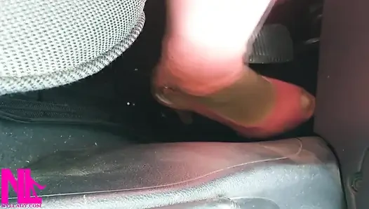 Obciąganie i ręczna robota do Gear Stick w nagich nylonach i różowych peeptoed wysokich obcasach