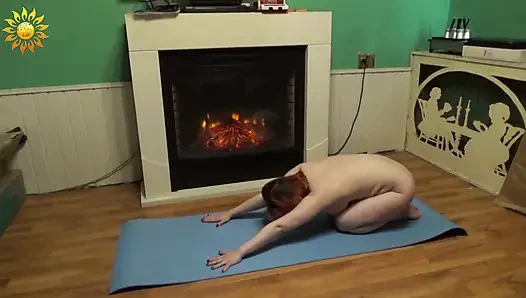 Şömine başında çıplak yoga. Tam vücut esnetme