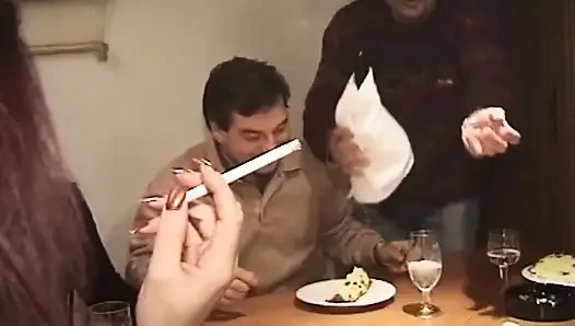 Sauna bollente milf viene allargata per bene e gocciolante bagnata