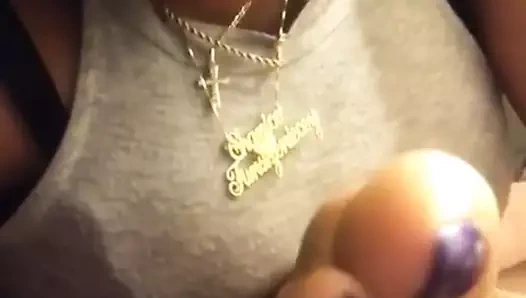 Mor ayak parmaklarına tükürmek