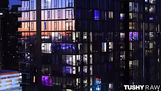 Tushyraw sevimli esmer seviyor Başlarken ona sıkı göt esneme nöbeti