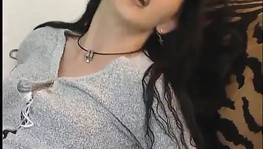 Minyon amatör orta yaşlı seksi kadın tek başına iş başında