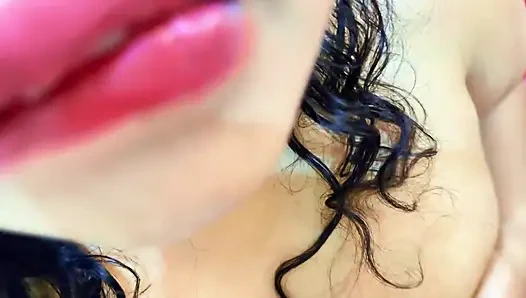 Tatil günü Müslüman sarkık memeli orta yaşlı seksi ateşli üvey anne çıplak ve porno video izleyerek seks yapıyor