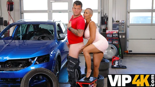 Rim4k. Dev memeli sarışın araba tamircinin götünü yalıyor ve sikiliyor