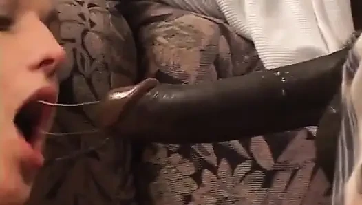 İki büyük siyah yarak sıkı sarışın her iki deliğini de sikiyor