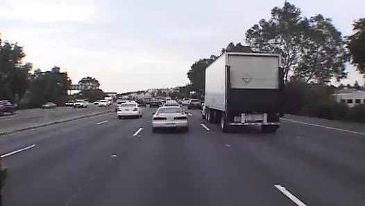 Koyu saçlı porno tanrıçası ile çifte penetrasyonlu üçlü seks