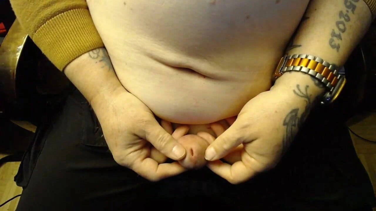 Azgın göbek deliğine ve yarağa oynuyor