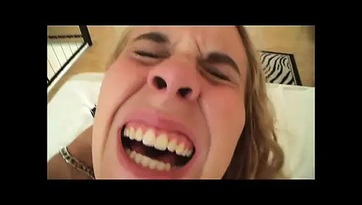 Büyük memeli seksi azgın genç kız büyük amatör yarakla sikiliyor ve ağzına boşalıyor