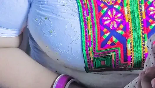 Beyaz elbise, Hintli desi üvey anne, azgın ruh hali, 9 inçlik dildo amcık suyun içinde dışarı ve havalı vücut Hintçe edepsiz konuşma shrutilivecum