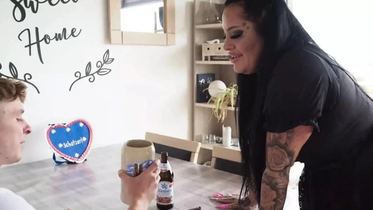 Büyük memeli oktoberfest kızı ve canavar yaraklı turist