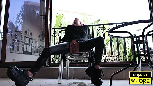 Aşağılama ve idrar ve süt lavmanı ile çılgın bir gösteri