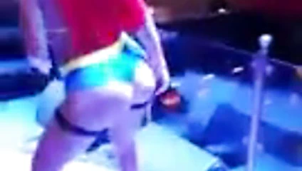 linda bailando en publico