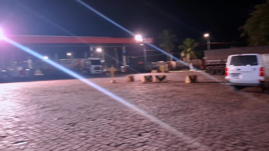 Kamyoncu benim karımın poposunu kamyonda beklerken sikiştirdi
