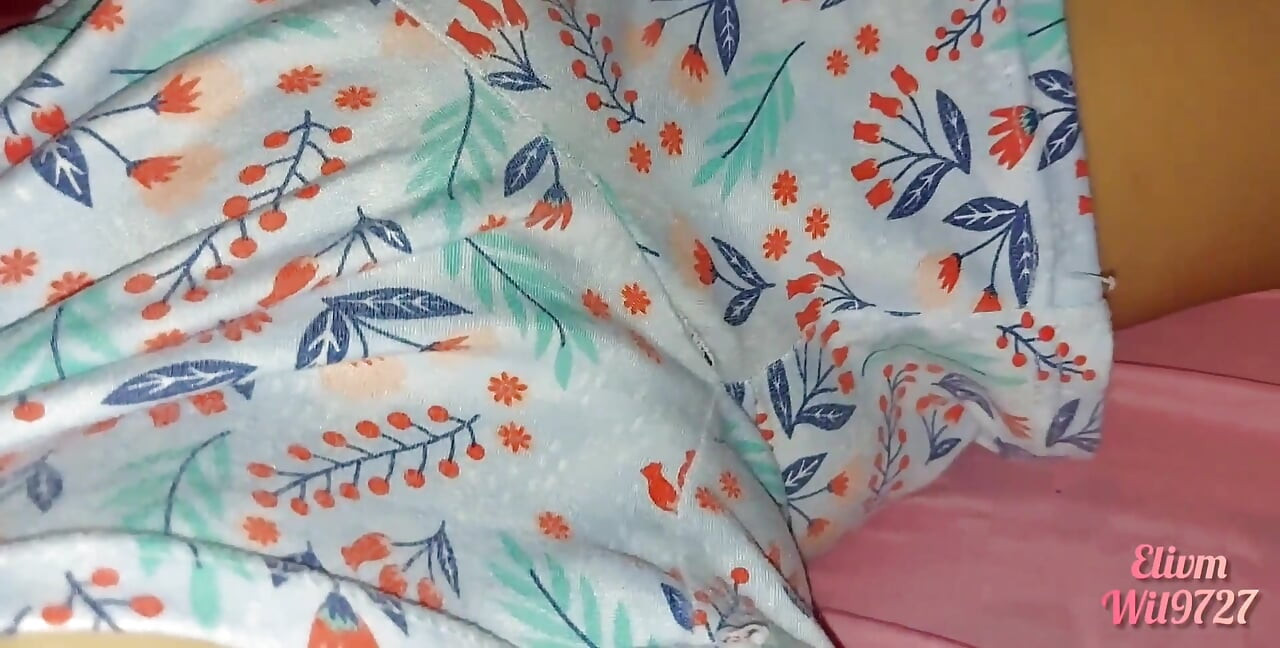 Üvey kız kardeşimle ilk kez yatağında ev yapımı video kapakların altında şeyler yapıyoruz