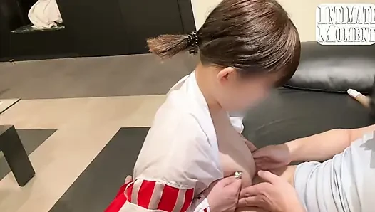 İri göğüslü tapınak maiden adanmışlık ve disiplin ayini aracılığıyla zorlayıcı bir eğitime ilham kaynağı oluyor angle2