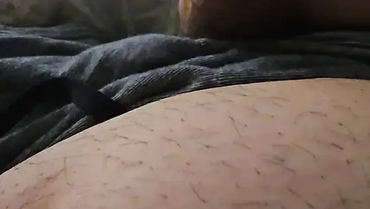 Üvey anne üvey oğlunun yarağını çekti ve utanmadan mastürbasyon yapıyor