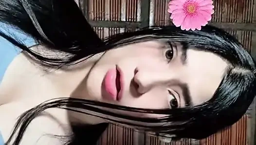 Gomez büyük göğüslerini gösteriyor