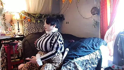 Bayan lacy duval sigara içiyor ve