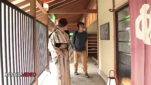 Tutkulu Japon güzel aoi mizunos açık havada sakso çekiyor