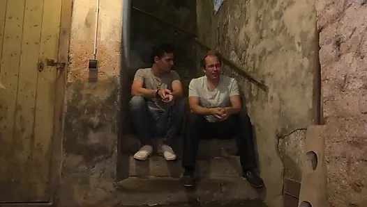 Güzel sarışın sıcak dölüyle ağzına sağılıyor