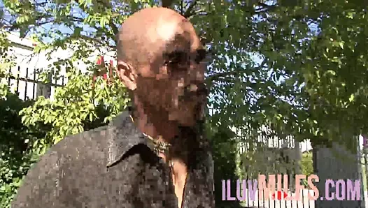 Amına piercing takan zenci kadın domaltarak sikiliyor