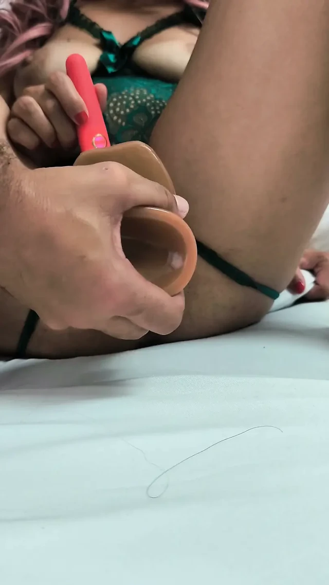 Eşim İlk Kez İki Çok Büyük Siyah Dildo Sikiyor
