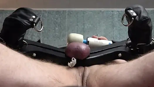 Erkek köle topta ve bilek stokunda makine sikişi ve cbt ile