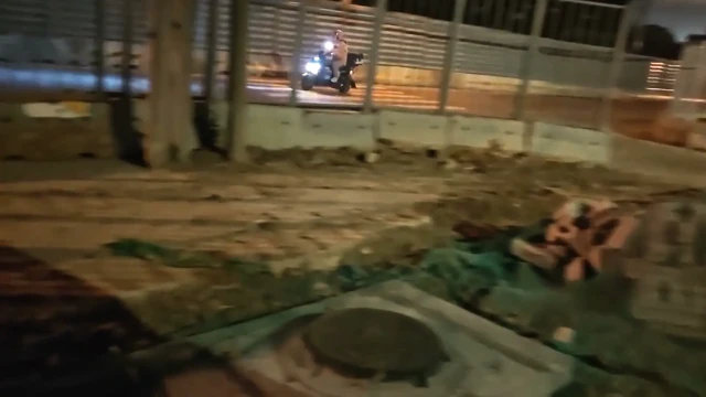Yol kenarında, bolca motosiklet ve otobüsle çıplak