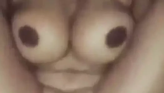 Komşumun büyük göğüsleri zengin adım anne tarafımdan becerdin