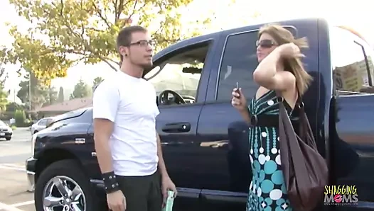 Sakallı adam orta yaşlı seksi kadını alıyor ve onu kanepede sikiyor