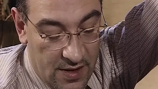 Büyük memeli Alman orta yaşlı seksi kadın ateşli esmer hatunla iki yarağı paylaşıyor