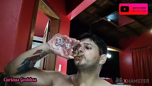 Meraklı tanrıça genç karısı, koca için stella fincan işeyen kıllı bir kedi ile içki ve onun sikini berbat