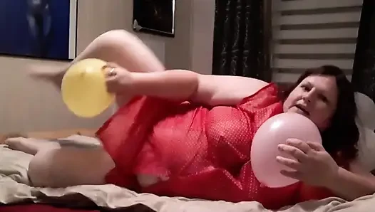 Laboratuvar montu giyerken balonlarla oynuyor. Balonlarla seks yapıp yapmayacağını da test ettim.