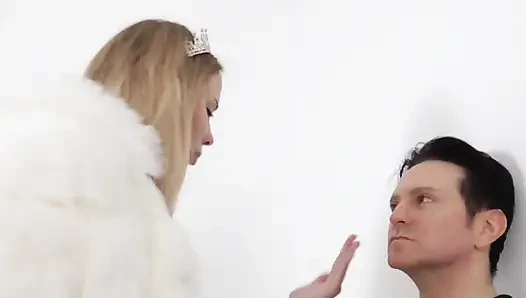 Uzun boylu Findom kölesini eğitiyor!