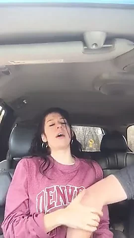 Çok sevimli hatun arka koltukta orgazm parmaklı alır
